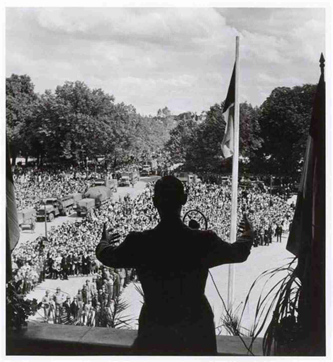 Charles De Gaulle Addressing A Crowd In Liberated Paris General S Niece: The Little Known De Gaulle Who Fought To Free Occupied France